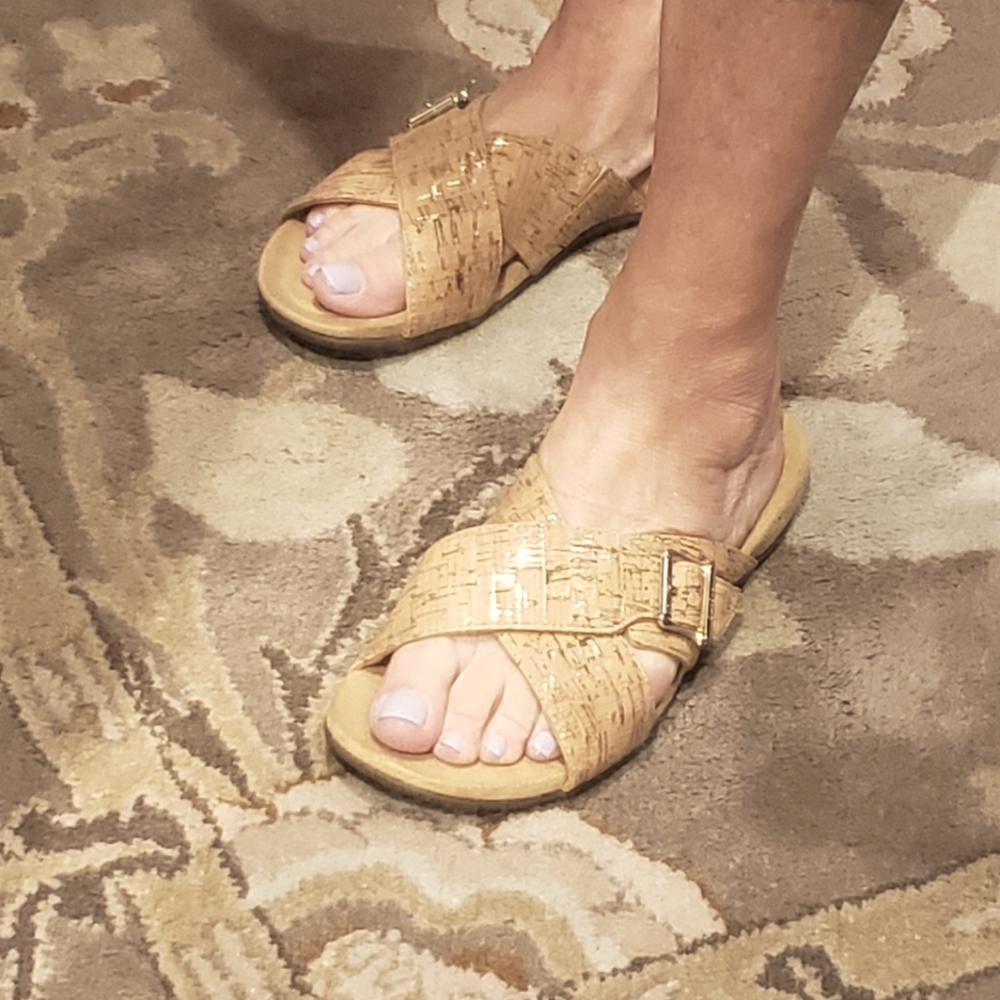 Vionic sandals size 10 "cork look" w gold accents